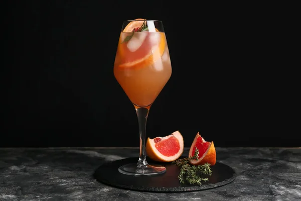 Glas Välsmakande Grapefrukt Cocktail Mörk Bakgrund — Stockfoto