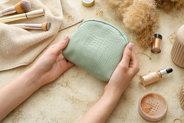 Mains Féminines Avec Sac Élégant Cosmétiques Décoratifs Sur Fond Clair — Photo