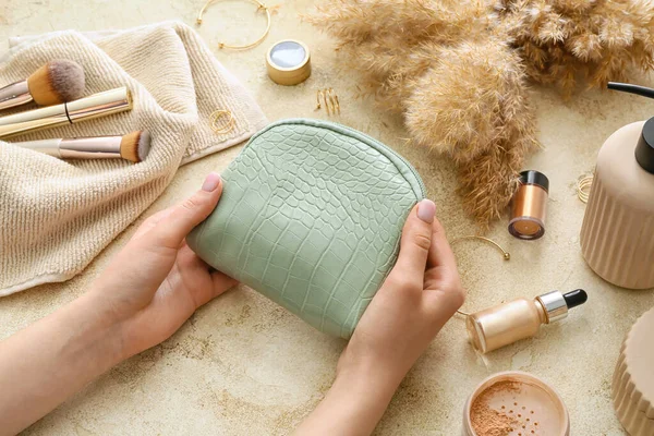 Mains Féminines Avec Sac Élégant Cosmétiques Décoratifs Sur Fond Clair — Photo