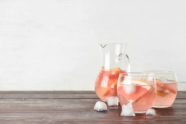 Kan Een Glas Lekkere Grapefruit Limonade Tafel Tegen Een Lichte — Stockfoto