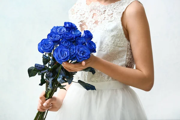 Mooie Bruid Met Blauwe Rozen Witte Achtergrond — Stockfoto