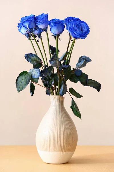 Vase Beautiful Blue Roses Color Background — Stock Photo, Image