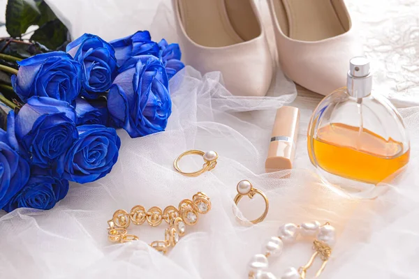 Piękne Niebieskie Róże Kosmetyczne Suknia Ślubna Jasnym Tle — Zdjęcie stockowe