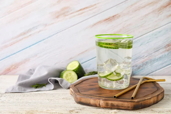 Vidrio Con Limonada Pepino Sobre Fondo Madera Claro —  Fotos de Stock