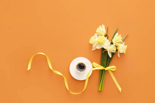 Cup Coffee Beautiful Daffodils Color Background — Stock Photo, Image
