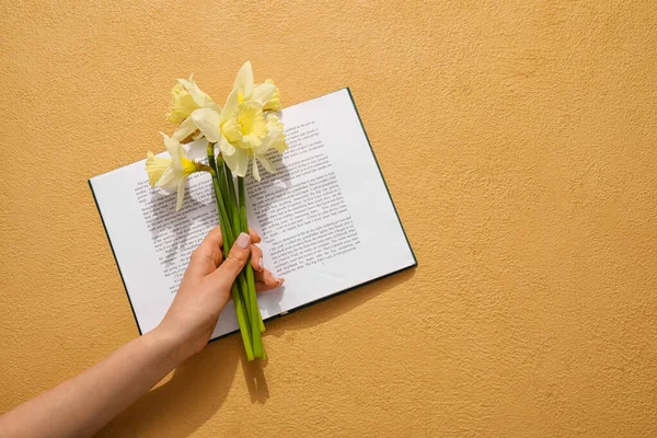 Female Hand Beautiful Daffodils Book Color Background — Stock Photo, Image