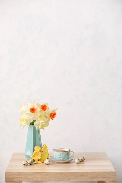 Vase Beautiful Daffodils Quail Eggs Cup Coffee Table Light Background — Stock Photo, Image