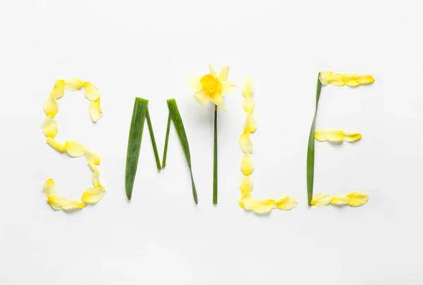 Слово Smile Сделано Красивых Нарциссов Светлом Фоне — стоковое фото