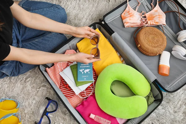 Mujer Haciendo Maletas Casa — Foto de Stock