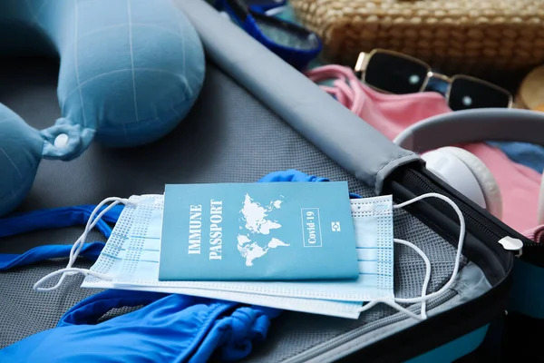 Чемодан Вещами Иммунным Паспортом Медицинскими Масками Крупным Планом — стоковое фото