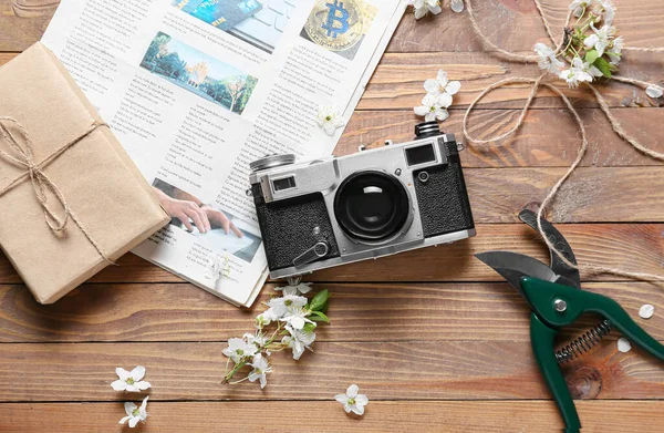 Beautiful Blooming Branches Gift Box Photo Camera Wooden Background — Stock Photo, Image