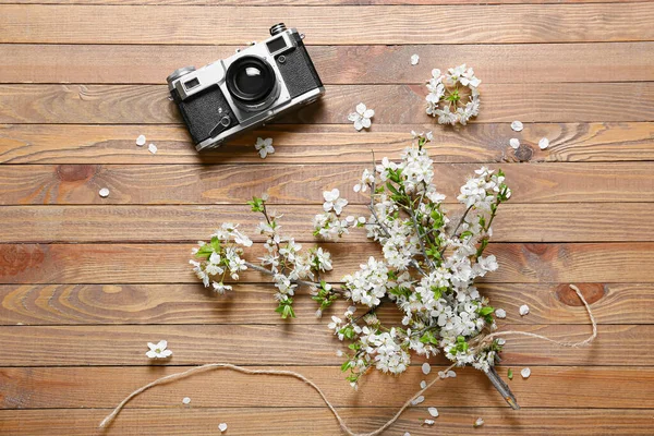 Schöne Blühende Äste Und Fotokamera Auf Hölzernem Hintergrund — Stockfoto