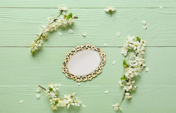 Mooie Bloeiende Takken Blanco Kaart Kleur Houten Achtergrond — Stockfoto