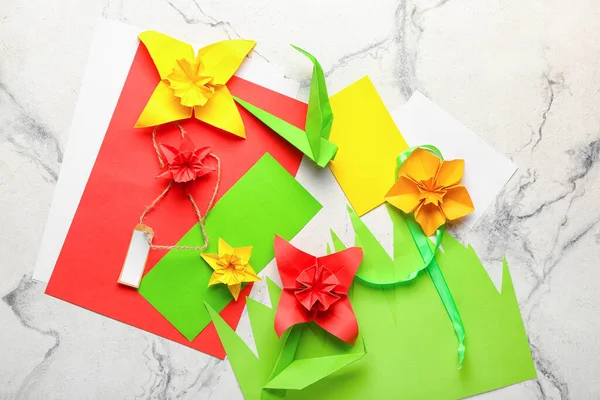 Origami Narcissus Med Papper Vit Bakgrund — Stockfoto