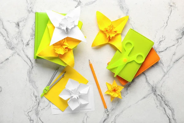 带有白色背景文具的Origami水仙 — 图库照片