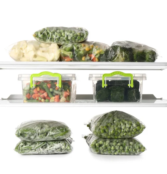 Récipients Plastique Avec Légumes Congelés Sur Fond Blanc — Photo