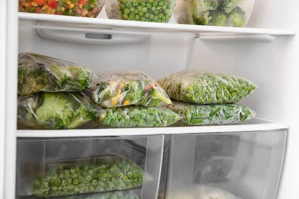 Wadah Dan Kantong Plastik Dengan Sayuran Lemari — Stok Foto
