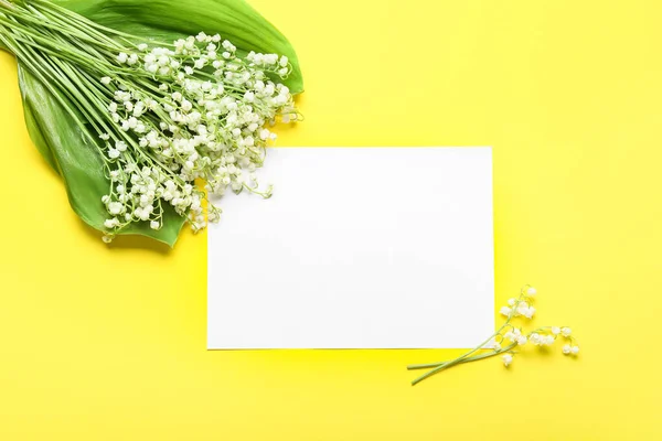 空のカードと美しいユリの谷の花の色の背景 — ストック写真