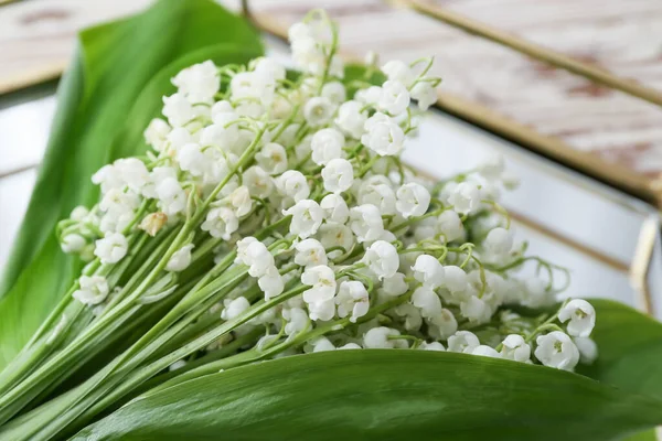 Dienblad Met Mooie Lelie Van Vallei Bloemen Lichte Houten Achtergrond — Stockfoto