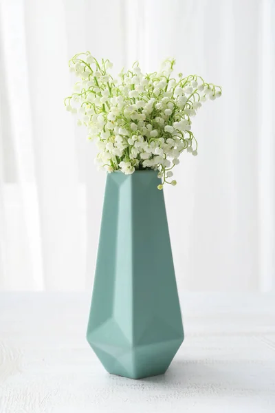 Vase Mit Schönen Maiglöckchen Blumen Auf Hellem Hintergrund — Stockfoto