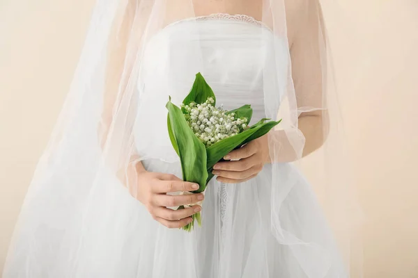 Nevěsta Kyticí Krásných Lilie Údolí Květiny Světlém Pozadí — Stock fotografie