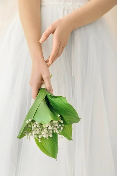 Mariée Avec Bouquet Belles Fleurs Lis Vallée Sur Fond Clair — Photo