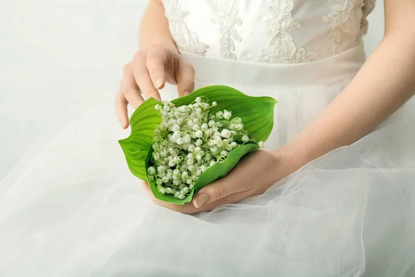 Bruid Met Boeket Van Mooie Lelie Van Vallei Bloemen Lichte — Stockfoto