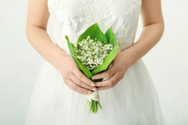 Bruid Met Boeket Van Mooie Lelie Van Vallei Bloemen Lichte — Stockfoto