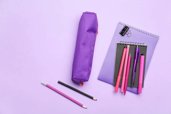 色彩の背景に鉛筆ケースと文房具 — ストック写真