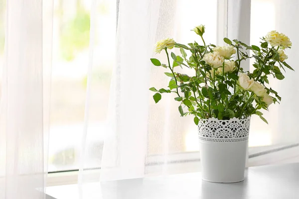部屋のテーブルの上にポットの美しい白いバラ — ストック写真