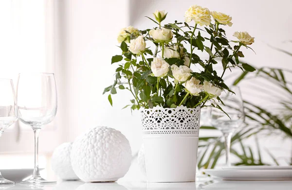 Красиві Білі Троянди Горщику Обідньому Столі — стокове фото
