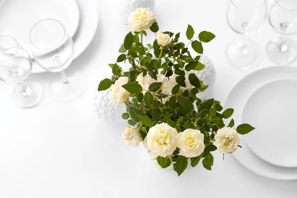 Hermosas Rosas Blancas Maceta Mesa Comedor —  Fotos de Stock
