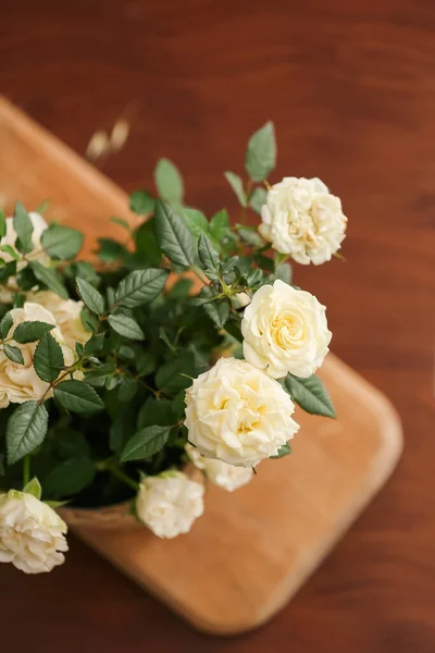 Hermosas Rosas Blancas Maceta Sobre Fondo Madera —  Fotos de Stock