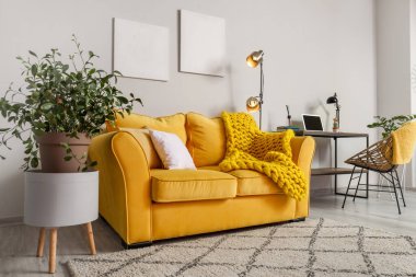 Parlak lambalı şık bir oda.