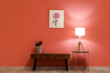 Parlak lambalı masa ve renkli duvarın yanında sedir.