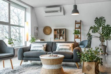 Parlayan lambaları olan şık bir oturma odası.