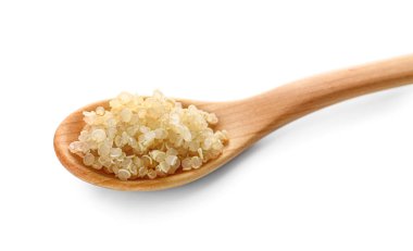 Beyaz arka planda kaşıkla lezzetli kinoa