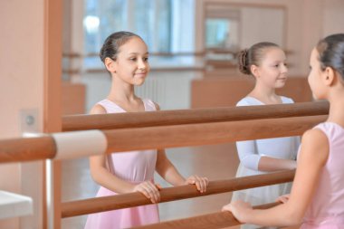 Dans stüdyosunda küçük balerinler.