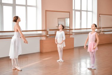 Dans stüdyosunda antrenman yapan küçük balerinler.