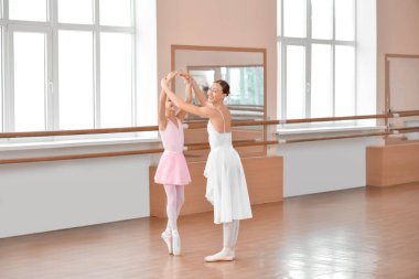 Dans stüdyosunda koçla küçük bir balerin eğitimi.