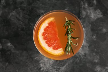 Arka planda biberiyeli lezzetli greyfurt kokteyli, yakın plan.