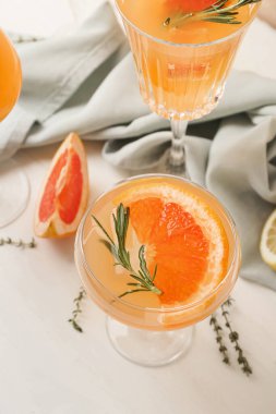 Hafif arka planda bir bardak lezzetli greyfurt kokteyli