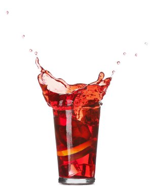Beyaz arka planda limonlu lezzetli soğuk buzlu çay.
