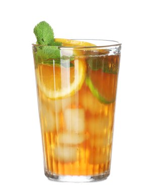 Beyaz arka planda bir bardak lezzetli buzlu çay.