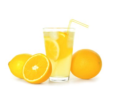 Beyaz arka planda lezzetli soğuk limonata ve narenciye meyveleri.