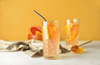 Masada lezzetli limonata bardakları