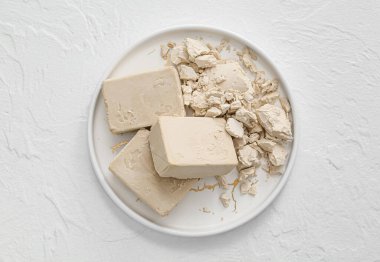 Arka planda taze maya olan tabak.