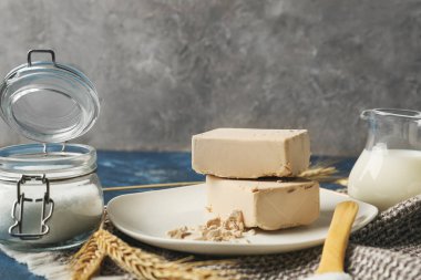 Renkli arkaplanda fırın için taze maya ve malzemeler