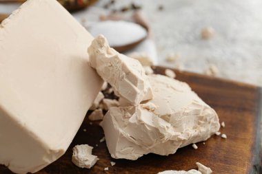 Hafif arka planda taze maya olan tahta, yakın plan.