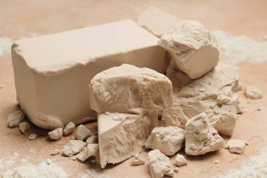 Renkli arkaplanda taze maya